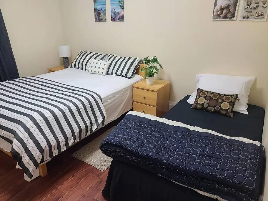 3 Bedroom House In Toronto Downtown 0*,  Canadá